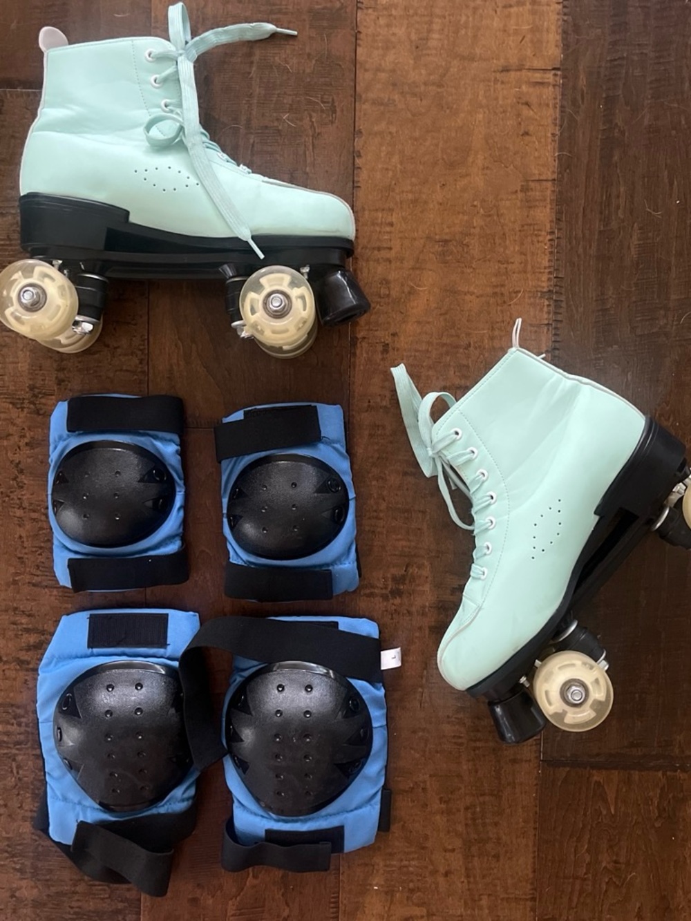 Mint/ seafoam green high-top quad roller skates with black frames Sz. 43